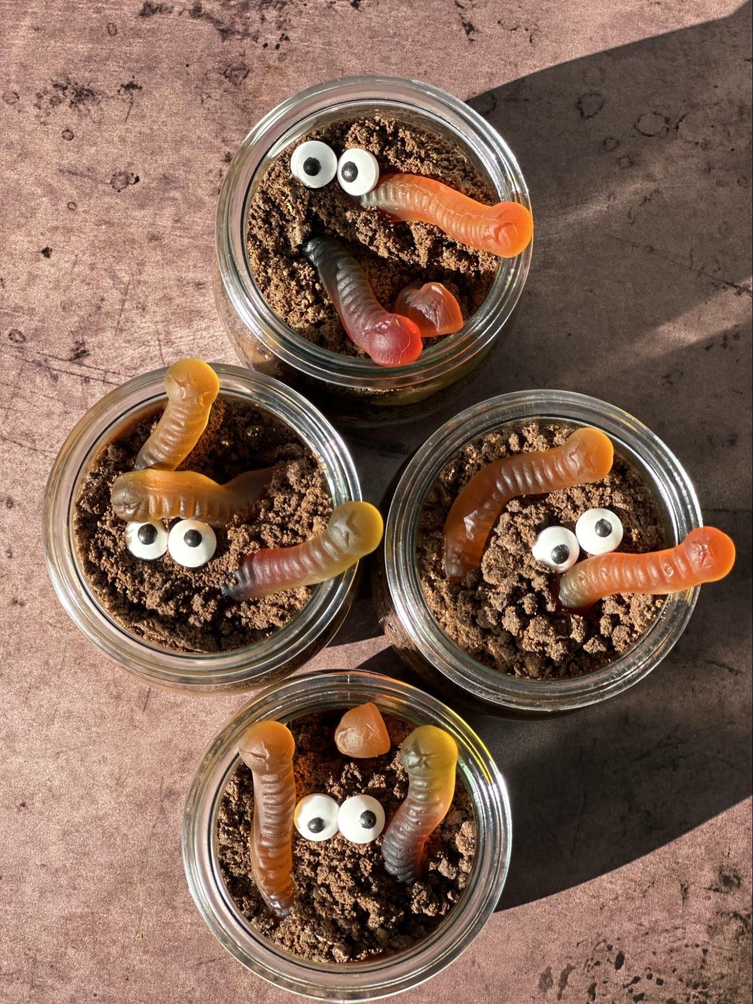 Halloween Dirt Cups {for kids and adults!} - SueBee Homemaker